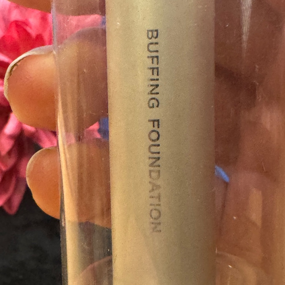 It cosmetics heavenly luxe buffing foundation cosmetic brush - Picture 8 of 8